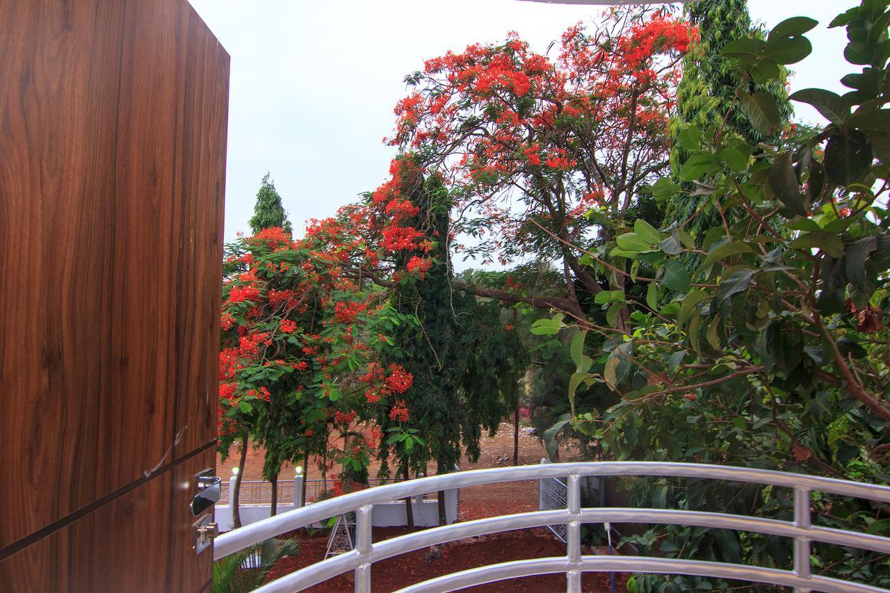 Strand Resort Lonavala Exterior foto